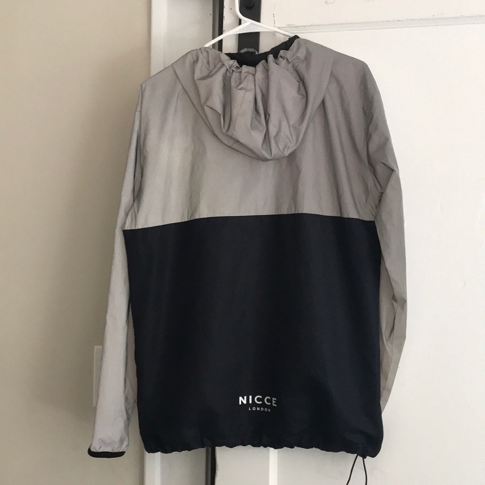 Lightweight rain jacket - Picture 2 of 3